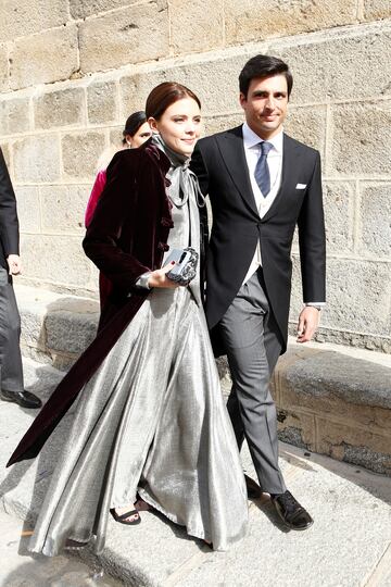 El piloto de Fórmula 1 y hermano de la novia, Carlos Sainz Jr. y su pareja Isabel Hernáez, llegando a la iglesia. 