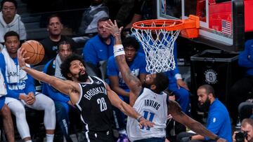 AME6673. NUEVA YORK (ESTADOS UNIDOS), 06/02/2024.- Spencer Dinwiddie (i) de Brooklyn Nets disputa un balón con Kyrie Irving de Dallas Mavericks hoy, durante un juego de NBA entre Brooklyn Nets y Dallas Mavericks, en el Barclays Center en Brooklyn, en Nueva York (EEUU). EFE/ Angel Colmenares