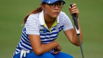 AN&Aacute;LISIS. Lydia Ko examina un golpe en un green durante el CME.
 