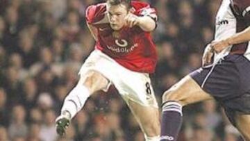 <b>SENSACIONAL</B>. Rooney empaló así el segundo tanto de su cuenta, tercero del Manchester United.