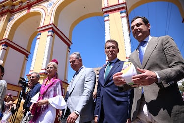 El presidente del Partido Popular, Alberto Núñez Feijóo, acompañado por el presidente del PP de Andalucía, Juanma Moreno, el candidato a la alcaldía de Sevilla por el PP José Luis Sanz, y la consejera de educación Patricia del Pozo.