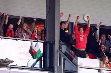 Los actores y propietarios del Wrexham, Rob McElhenney y Ryan Reynolds, celebran el tercer gol de Sam Smith, del Wrexham.
