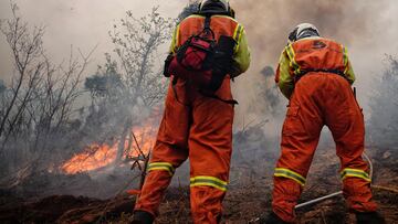 Bomberos de Asturias treabajan en el incendio de los concejos de Valdes y Tineo, a 30 de marzo de 2023, en Asturias (Espa?a). La consejera de Presidencia del Gobierno asturiano, Rita Camblor, se ha referido este jueves a los numerosos incendios forestales que est¨¢n activos en el Principado y ha dicho que le evoluci¨®n depende en buena medida de las condiciones meteorol¨®gicas y del viento.
30 MARZO 2023
Xuan Cueto / Europa Press
30/03/2023
