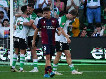 Carrascal se llevó la felicitación de sus compañeros, entre ellos la del también central Javi Montero.