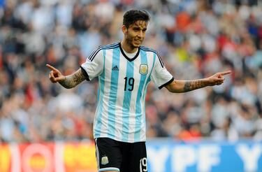 El mundialista argentino en 2014 llega con grandes expectativas desde la Sampdoria de Italia. A sus 30 años y con experiencia en clubes como el Inter de Milán, el Sunderland y la Sampdoria se espera que pieda ser protagonista con los rojinegros.