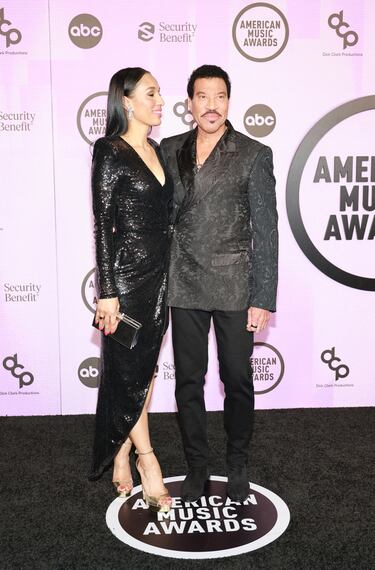 Lisa Parigi yLionel Richie posan antes del inicio de la entrega de premios. 