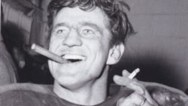 El Hall of Famer, Chuck Bednarik.