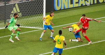 Aleksandar Mitrovic, Miranda, Filipe Luis y Allison.