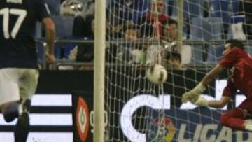 <b>LA MANO DEL EMPATE. </b>Roberto vuela bajo para detener el remate de cabeza de Seba Fernández que se iba al gol. Era el último minuto.