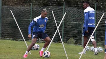 Diego Rol&aacute;n, hablando con Fernando V&aacute;zquez en Abegondo.