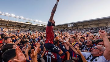 BURGOS (CASTILLA Y LEÓN), 25/05/25.- El jugador del Levante, José Luis Morales, a hombros de un aficionado celebra el ascenso a Primera División tras ganar al Burgos CF este domingo en el partido de LaLiga Hypermotion celebrado en el Estadio Municipal El Plantío de Burgos. EFE/Santi Otero