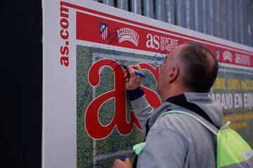 “Por un fútbol para todos”, rezaba uno de los mensajes escritos en la portada gigante del diario AS situada en la fan zone donde cualquier aficionado podía participar y dejar un mensaje.