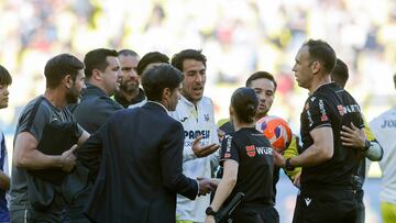 Cuadra Fernández y sus asistentes, rodeados de jugadores y técnicos del Villarreal.