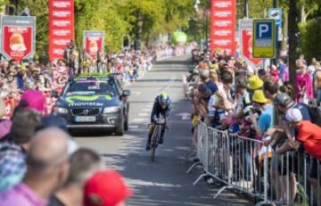 El ciclista español Alejandro Valverde del equipo Movistar a su llegada a meta durante la primera etapa, una contrarreloj individual de 9,8 km, del Giro de Italia, en la ciudad de Apeldoorn, Holanda.