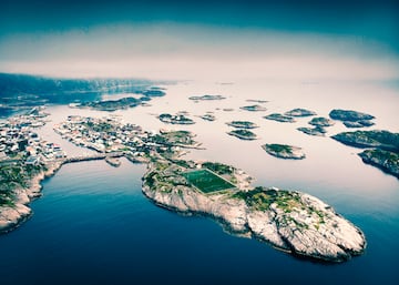 Situado en las Islas Lofoten, un archipilago y un distrito de Noruega, ubicado en la provincia de Nordland, y considerado como uno de los campos de ftbol ms bonitos del planeta.
