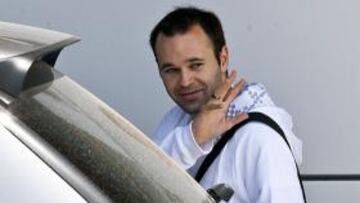 El futbolista del Barcelona Andrés Iniesta señaló que "contribuir a crear" sentimientos de alegría en la gente, gracias a las victorias de su equipo, "vale más que todos los Balones de Oro". "La vida se ha vuelto tan difícil para tanta gente que el simple hecho de aportarles un poco de alegría gracias al fútbol es extraordinario", confesó el jugador en una entrevista publicada hoy por la revista 'France Football'.