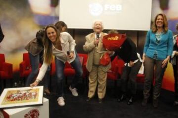 Ana Muñoz, María Fanjul, Amaya Valdemoro y Amanda Sampedro relataron su camino al éxito en el Foro 2014 AS. Durante el acto se homenajeó a la pionera del basket Encarnación Hernández.