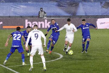 Marco Asensio entre Nemanja Maksimovic y Mauro Arambarri.