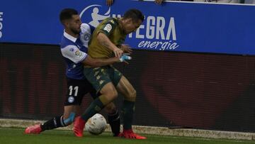 Luis Rioja y Andrés Guardado en el envite entre Alavés y Betis.
