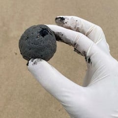 Miles de ‘bolas sucias’ invaden las playas de este icónico país: se necesitarán 2.000 millones de dólares para solucionarlo