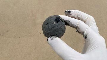 Miles de ‘bolas sucias’ invaden las playas de este icónico país: se necesitarán 2.000 millones de dólares para solucionarlo