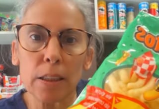 Le llegan los nuevos fritos a la dueña de la tienda y entra en cólera al descubrir los precios