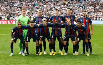 El club catalán salió al Bernabéu con: Ter Stegen; Sergi Roberto, Koundé, Eric García, Balde; Pedri, Busquets, De Jong; Raphinha, Lewandowski y Dembélé.