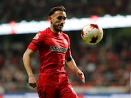 MEX565. TOLUCA (MÉXICO), 09/04/2022.- Carlos Guzmán del Toluca controla el balón ante Chivas hoy, durante un juego de la jornada 13 del torneo Clausura 2022 de la Liga MX del fútbol mexicano, en el estadio Nemesio Diez, de la ciudad de Toluca, estado de México (México). EFE/ Alex Cruz