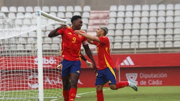 ALGECIRAS, 15/10/2024.- El delantero de la selección española Samuel Omorodion (i) celebra su primer gol con su compañero Yeremay Hernández en un momento del encuentro celebrado en Algeciras (Cádiz) entra las selecciones de España y Malta sub-21, de la última jornada de la fase de clasificación para el Europeo que se disputará en Eslovaquia en junio. EFE/A.Carrasco Ragel