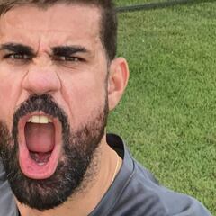 Diego Costa se entrena en Brasil mientras espera pretendientes