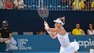 Marina Bassols golpea la bola en la Hopman Cup.