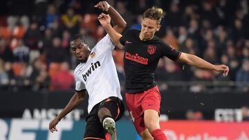 Kondogbia pelea por un balón con Marcos Llorente.