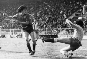 Enrique Martín, permaneció toda su carrera profesional en el Club Atlético Osasuna desde 1978 hasta 1988