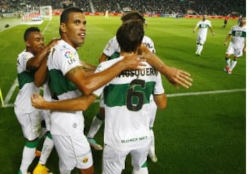 Los jugadores del Elche celebran su primer gol ante el Espanyol, obra de Jonathas.