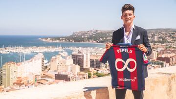 Pepelu posa con la camiseta del Levante y el símbolo del infinito tras renovar por diez temporadas.