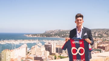 Pepelu posa con la camiseta del Levante y el s¨ªmbolo del infinito tras renovar por diez temporadas.