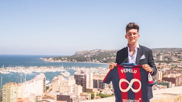 Pepelu posa con la camiseta del Levante y el símbolo del infinito tras renovar por diez temporadas.