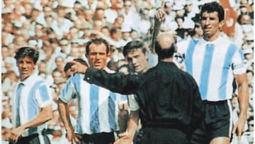 ¿Quién fue Rattín, el 'culpable' de que haya tarjetas en el fútbol?