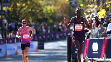 El atleta keniano Albert Korir llega a meta en el Maratón de Nueva York de 2025.