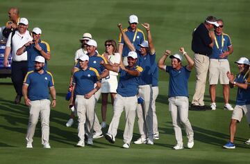 Los jugadores del equipo de Europa celebraron en el hoyo 18 después de que se confirmara su victoria en la Ryder Cup durante los individuales.