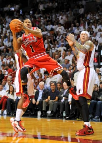 Miami Heat-Chicago Bulls. Derrick Rose entra a canasta ante Chris Andersen.