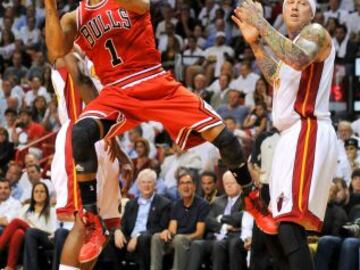 Miami Heat-Chicago Bulls. Derrick Rose entra a canasta ante Chris Andersen.