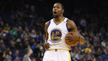 OAKLAND, CA - JANUARY 10: Kevin Durant #35 of the Golden State Warriors reacts after he was called for a foul against the Miami Heat at ORACLE Arena on January 10, 2017 in Oakland, California. NOTE TO USER: User expressly acknowledges and agrees that, by downloading and or using this photograph, User is consenting to the terms and conditions of the Getty Images License Agreement. Ezra Shaw/Getty Images/AFP
== FOR NEWSPAPERS, INTERNET, TELCOS & TELEVISION USE ONLY ==