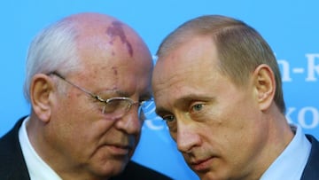 Russian President Vladimir Putin (R) listens to former President of the Soviet Union, Mikhail Gorbachev, during a news conference following bilateral talks with German Chancellor Gerhard Schroeder at Schloss Gottorf Palace in the northern German town of S