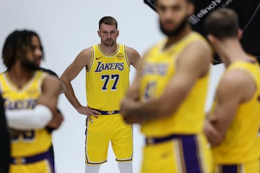 Luka Doncic durante la jornada de prensa de Los Angeles Lakers en el Centro de Entrenamiento de Salud de UCLA en El Segundo, California.
