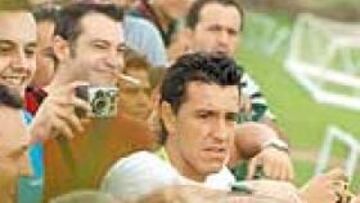 <b>EN DEFENSA DE JOAQUÍN. </b>Un seguidor del Sevilla increpó a Joaquín durante el ensayo. Luis se acercó a la grada, habló con él y cerró la charla dándole dos cachetes amistosos.