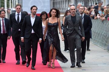 El director de la película, Juan Diego Botto; la actriz Penélope Cruz y el actor Luis Tosar, a su llegada a la presentación de la película 'On the Fringe' en el Festival Internacional de Cine de San Sebastián.