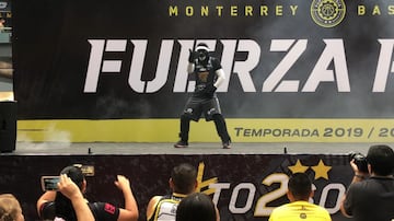 Fuerza Regia arma fiesta en su presentación oficial