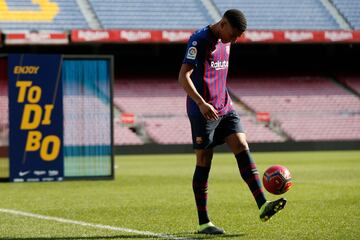 Presentación del jugador francoguyanés, Jean-Clair Todibo, como nuevo jugador del Fútbol Club Barcelona. 