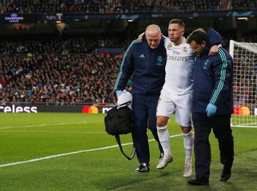 Real Madrid's Eden Hazard leaves the field injured